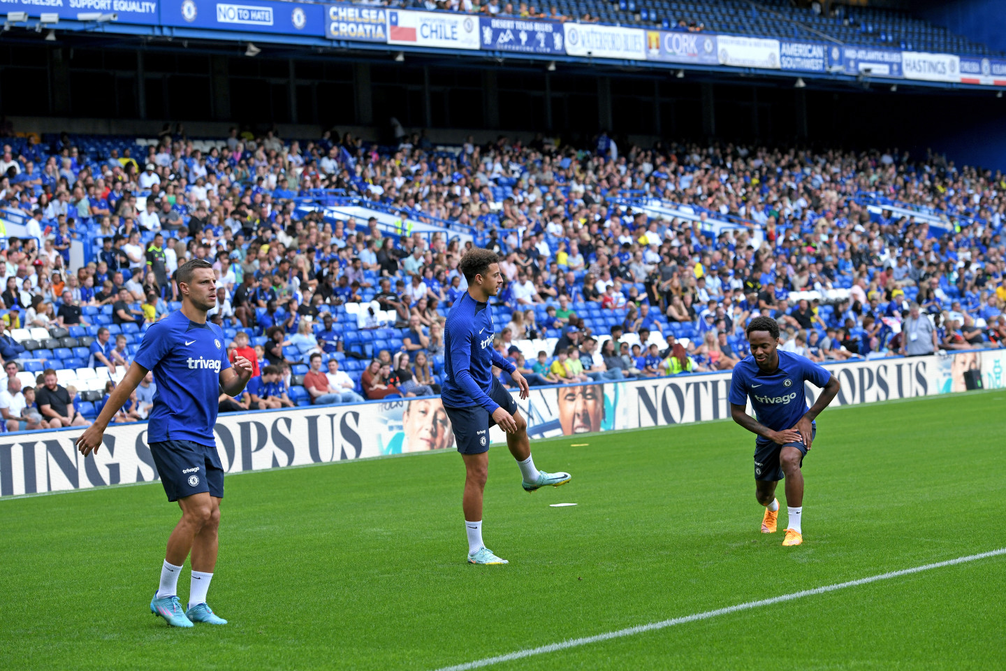 公開トレーニングでファンに挨拶するトゥヘル監督とアスピリクエタ ニュース 公式サイト チェルシー フットボールクラブ