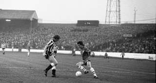 1983-84 : Chelsea 4 v Newcastle United 0.  Pat Nevin on a run into the opposition penalty area. 