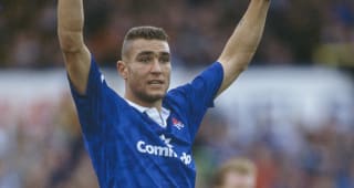 Vinnie Jones gives instructions during the Barclays League Division One match between Chelsea and Liverpool at Stamford Bridge on October 19, 1991. 