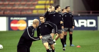 26 Oct 1999:  Dennis Wise during training for the UEFA Champions League Group H match against AC Milan at the San Siro Stadium in Milan, Italy. The game ended 1-1.  \ 