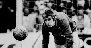 Chelsea goalkeeper Peter Bonetti in action, circa 1970. 