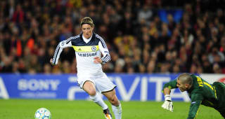 Spanish forward Fernando Torres (L) vies for the ball with Barcelona's goalkeeper Victor Valdes before scoring during the UEFA Champions League second leg semi-final football match Barcelona against Chelsea at the Cam Nou stadium in Barcelona on April 24, 2012. Ten-man Chelsea reached the Champions League final after drawing 2-2 with holders Barcelona in their semi-final final second leg clash here to progress 3-2 on aggregate.   