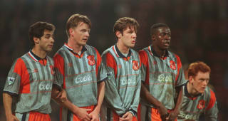 Sunday 10 APR 1995: CHELSEA FORM A DEFENSIVE WALL CONSISTING OF (FROM LEFT TO RIGHT) GAVIN PEACOCK , NIGEL SPACKMAN , CRAIG BURLEY , PAUL FURLONG AND DAVID HOPKIN DURING THE WIMBLEDON V CHELSEA PREMIER LEAGUE MATCH PLAYED AT SELHRUST PARK.