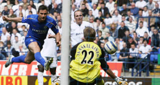 Bolton, UNITED KINGDOM:  Chelsea's Frank Lampard (L) scores the scond goal against Bolton Wanderers during their English Premiership football match at The Reebok Stadium in Bolton, 15 April 2006.  AFP PHOTO/PAUL ELLIS  Mobile and website use of domestic English football pictures subject to subscription of a license with Football Association Premier League (FAPL) tel : +44 207 298 1656. For newspapers where the football content of the printed and electronic versions are identical, no licence is necessary.  