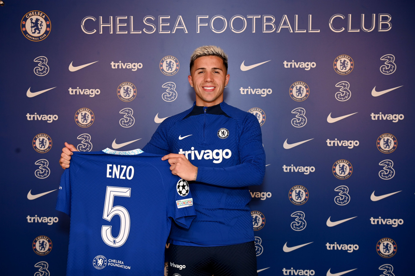 https://img.chelseafc.com/image/upload/f_auto%2Cw_1400%2Cq_90/editorial/news/2023/02/01/Enzo_Fernandez_shirt_5.jpg