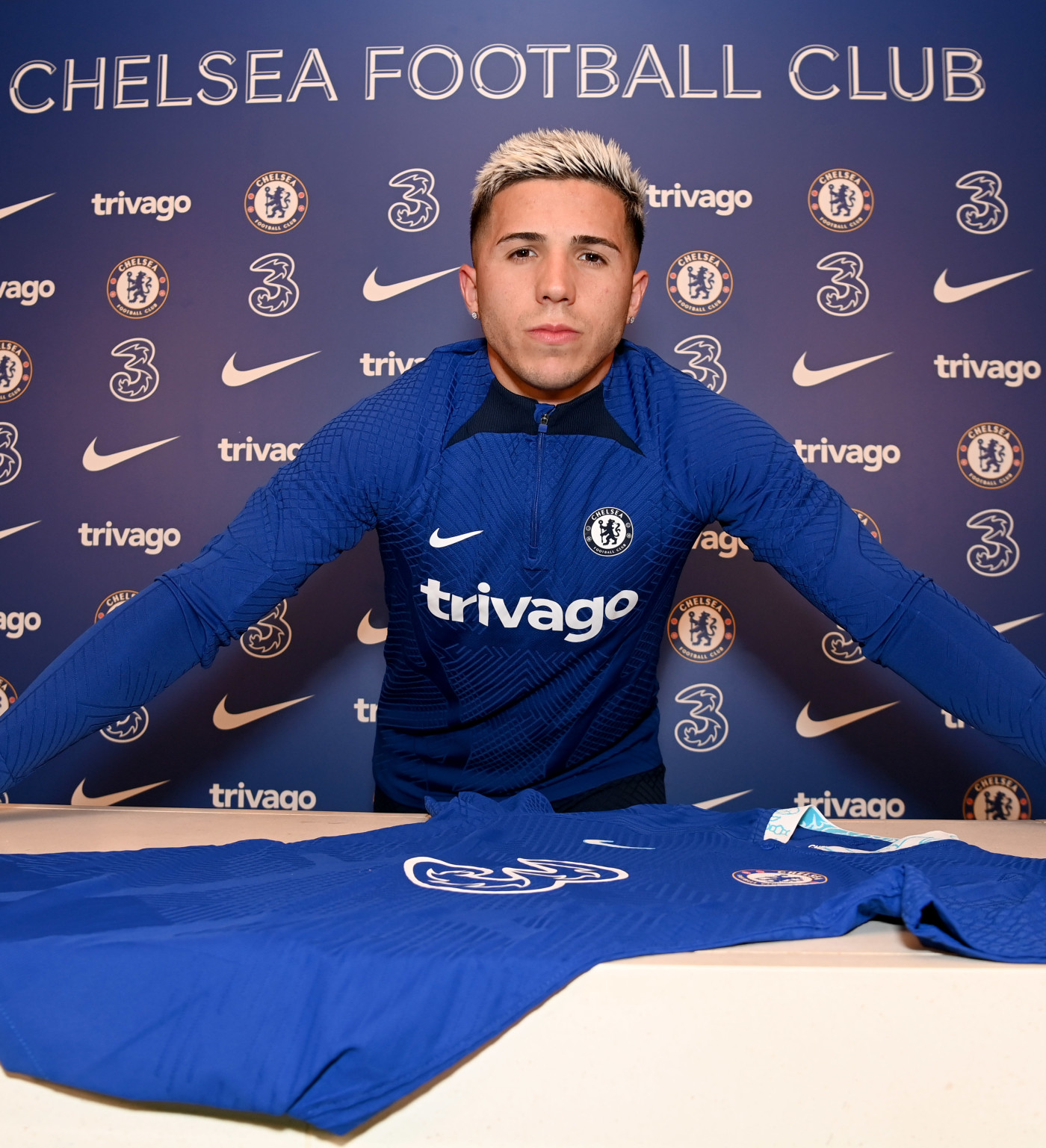 https://img.chelseafc.com/image/upload/f_auto%2Cw_1400%2Cq_90/editorial/news/2023/02/02/enzo-fernandez-signing.jpg