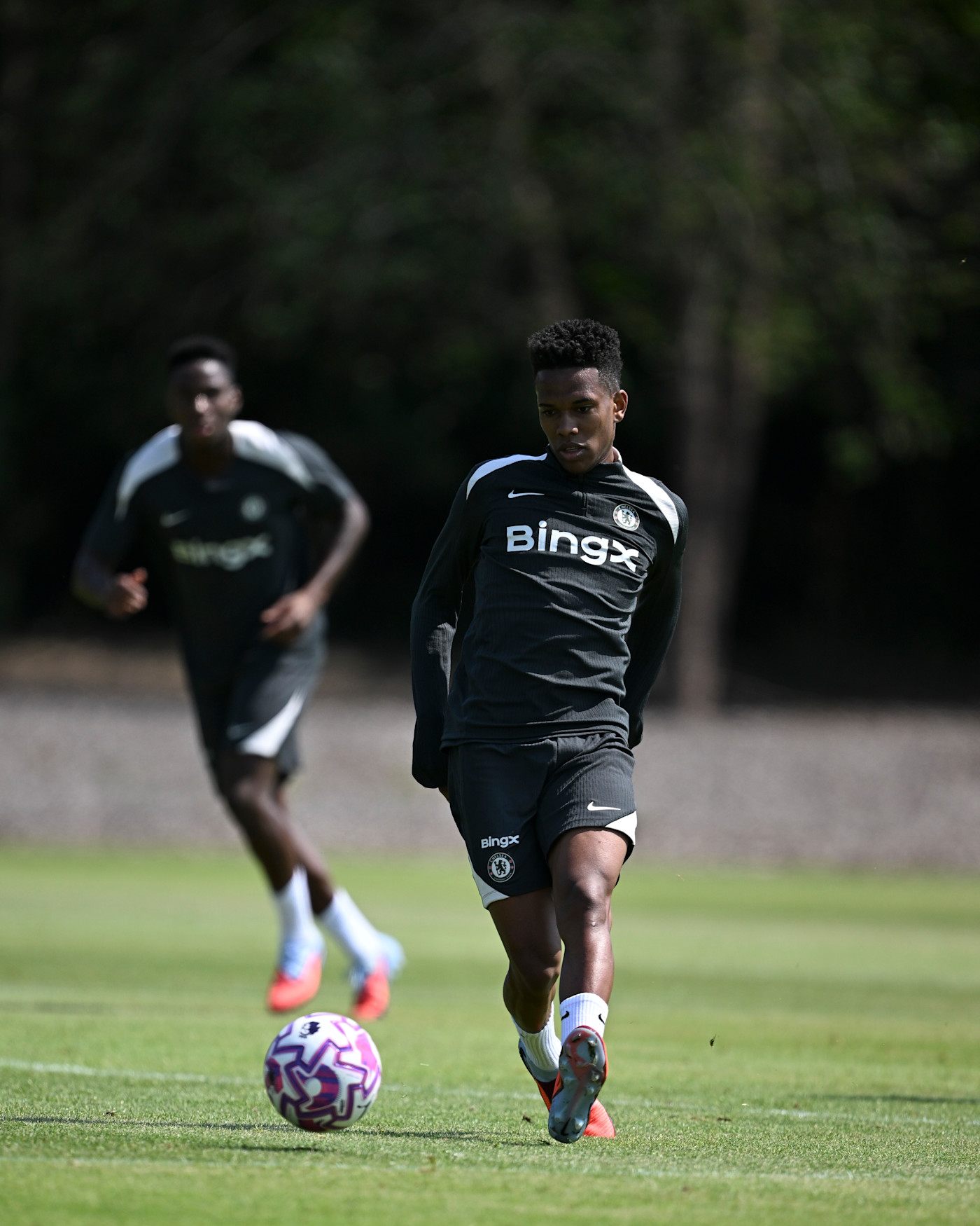 https://img.chelseafc.com/image/upload/f_auto%2Cw_1400%2Cq_90/editorial/news/2025/08/07/Estevao_Chelsea_training.jpg