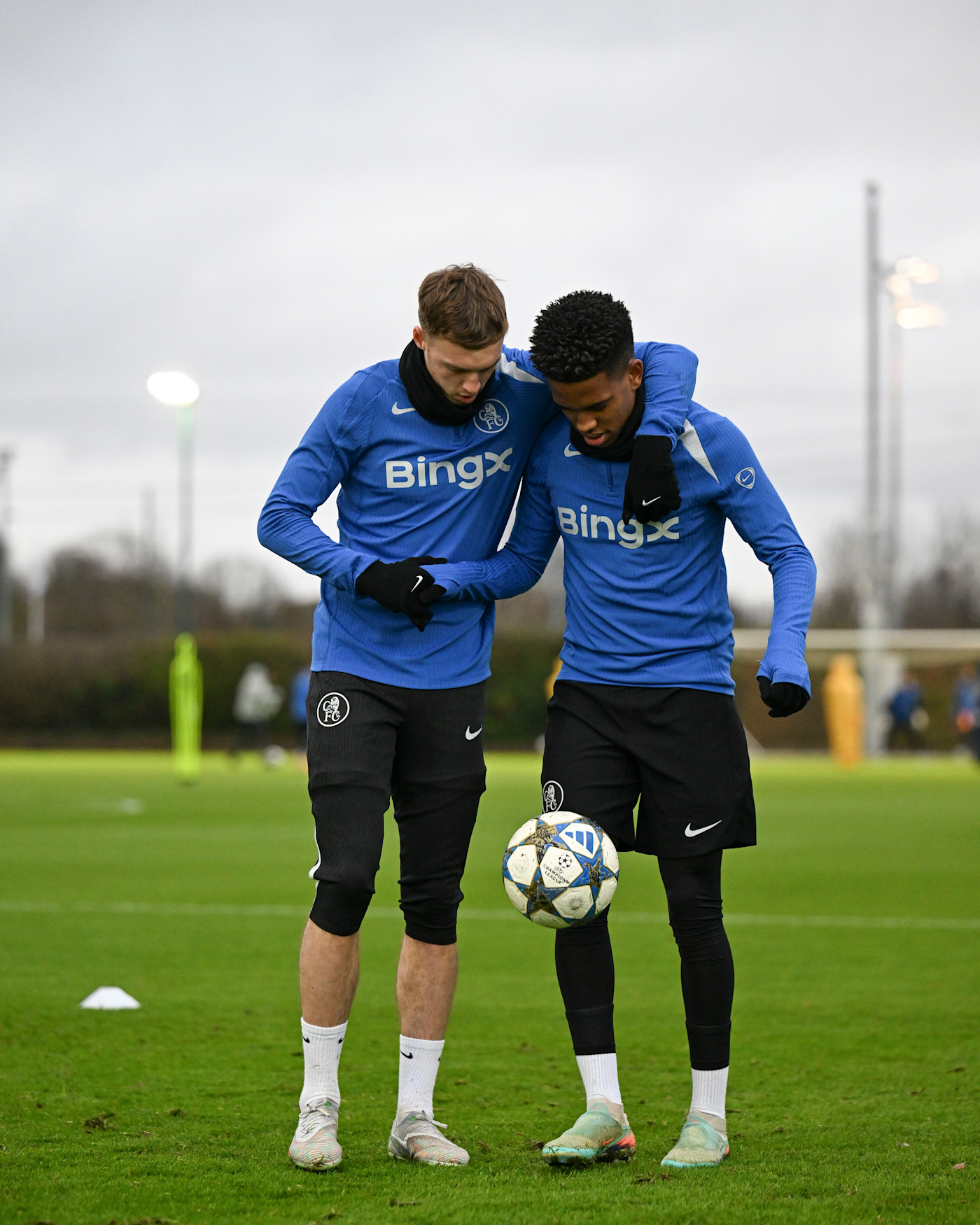 https://img.chelseafc.com/image/upload/f_auto%2Cw_1400%2Cq_90/editorial/news/2025/11/24/Cole_Palmer_and_Estevao_Chelsea_training_ahead_of_Barcelona.jpg