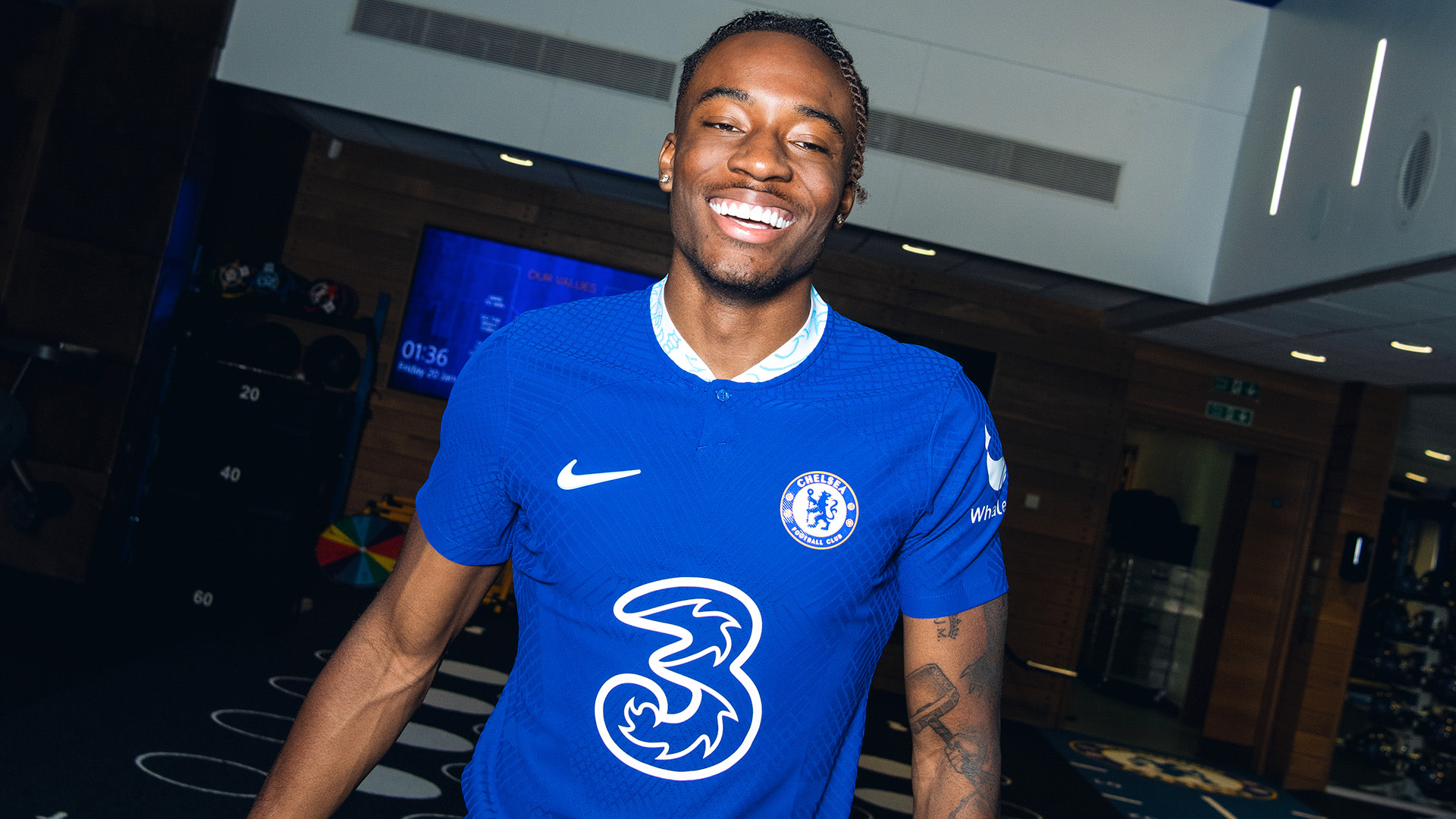 Noni Madueke - Ngòi Nổ Cánh Phải Của Chelsea Hành Trình Tỏa Sáng Tại Stamford Bridge