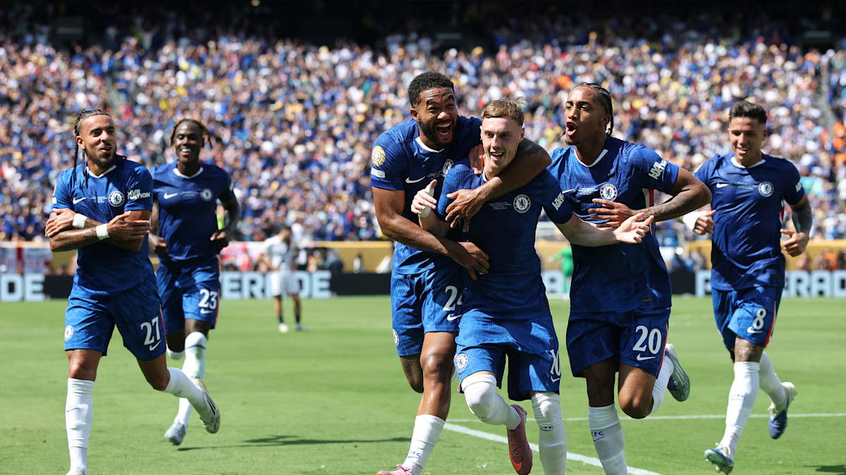 Chelsea players celebrate CWC
