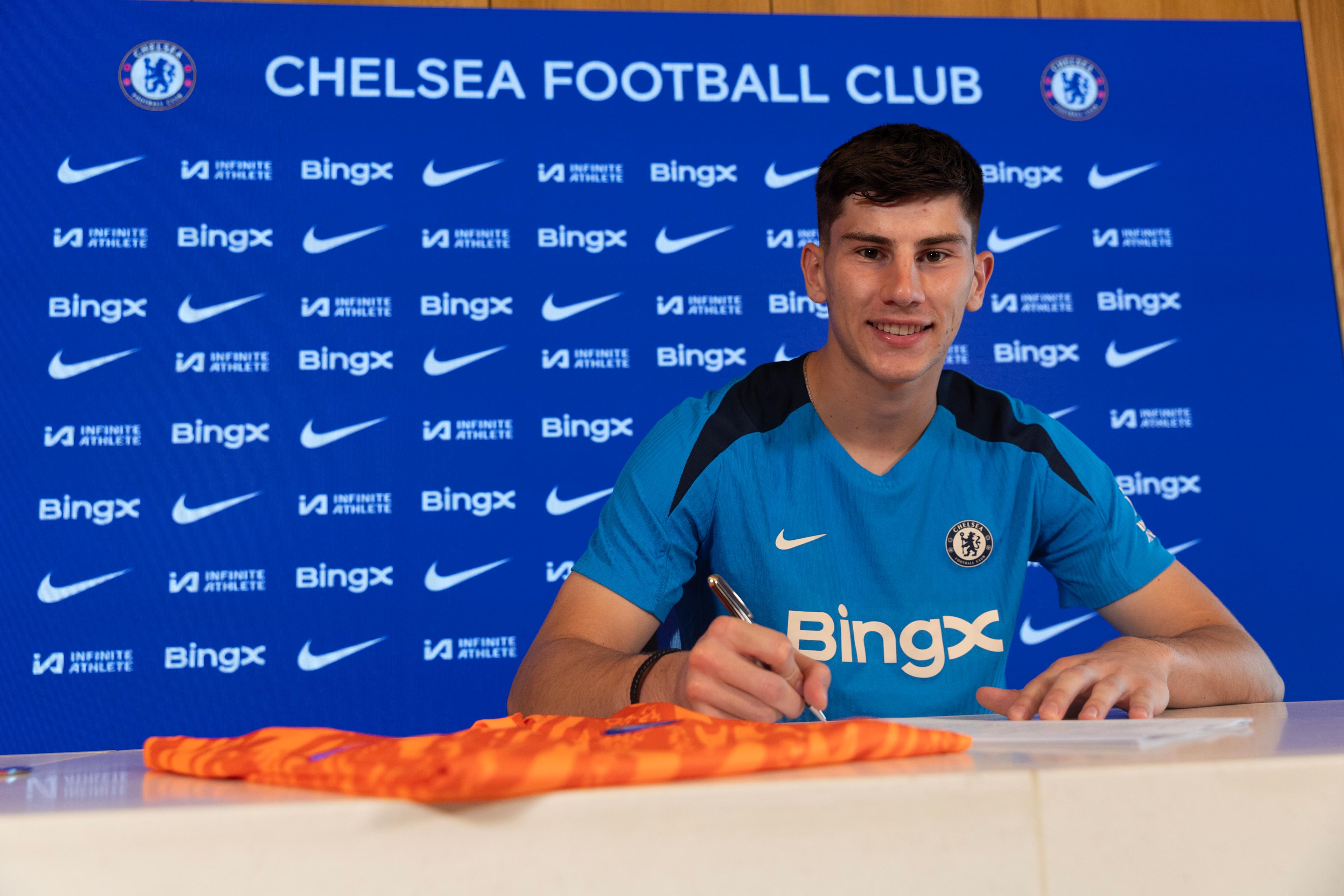Mike Penders signs his Chelsea contract at Cobham in August 2024