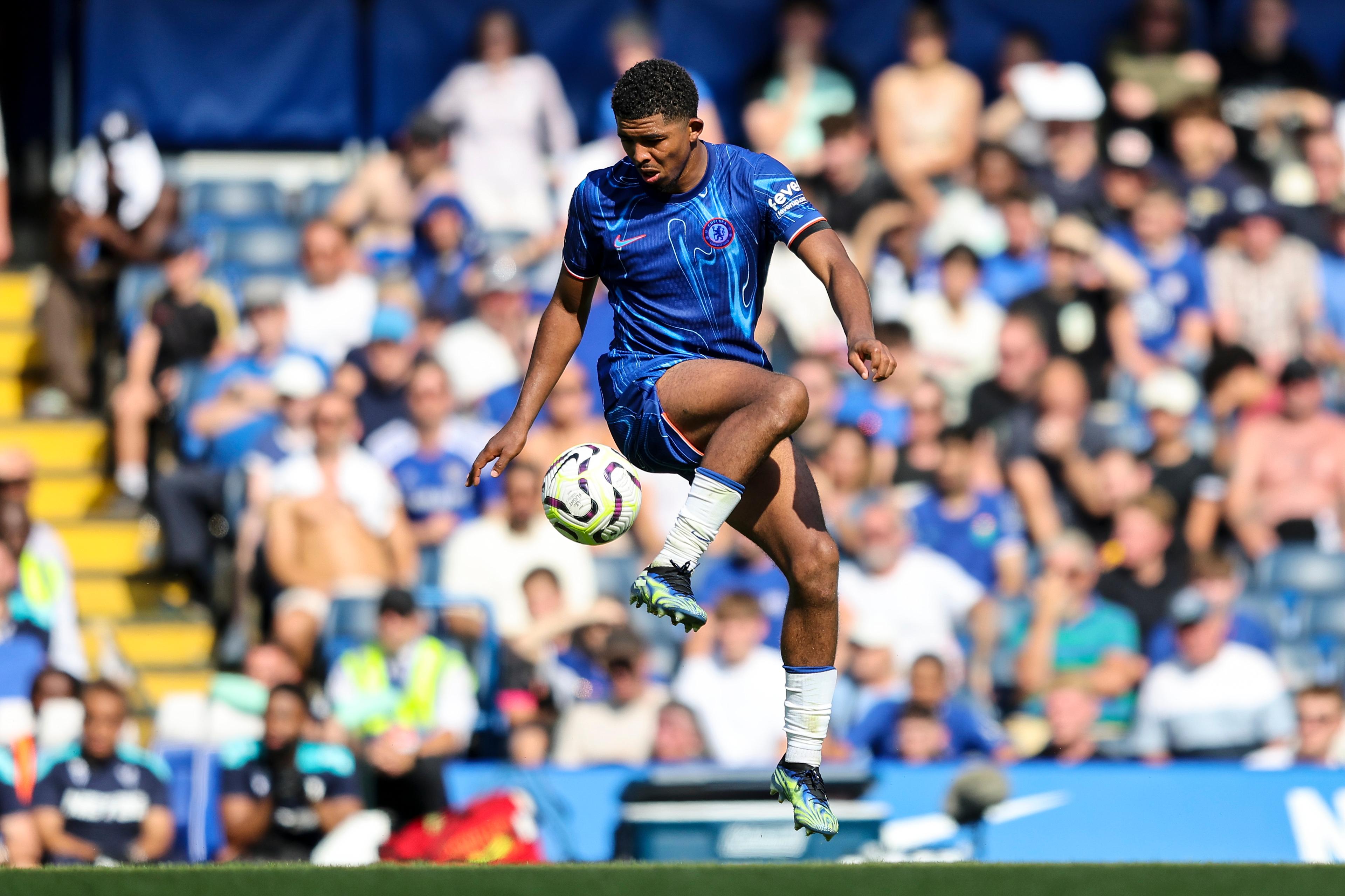 Wesley Fofana carries the ball for Chelsea against Crystal Palace in September 2024