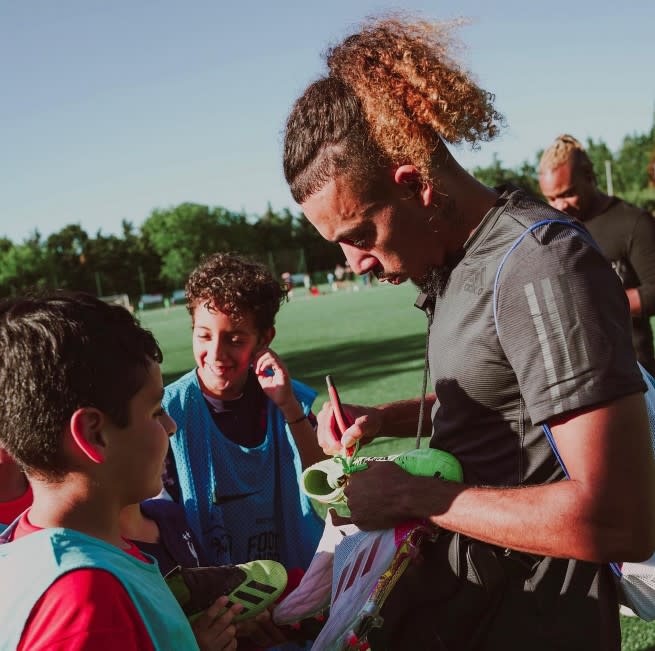Malo Gusto meets young footballers in his hometown of Villefontaine