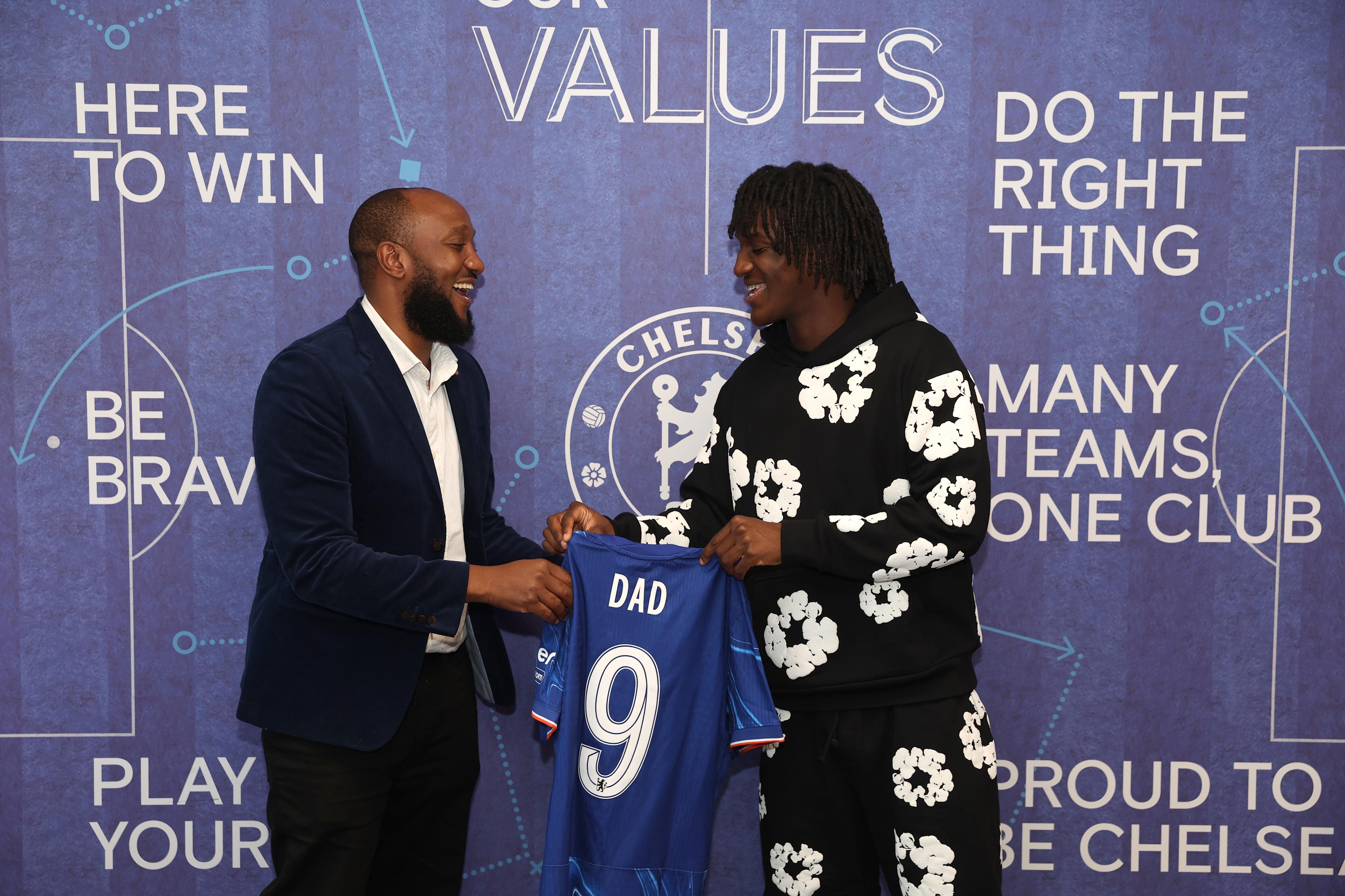 Shim Mheuka signs his first professional Chelsea contract beside his father in October 2024