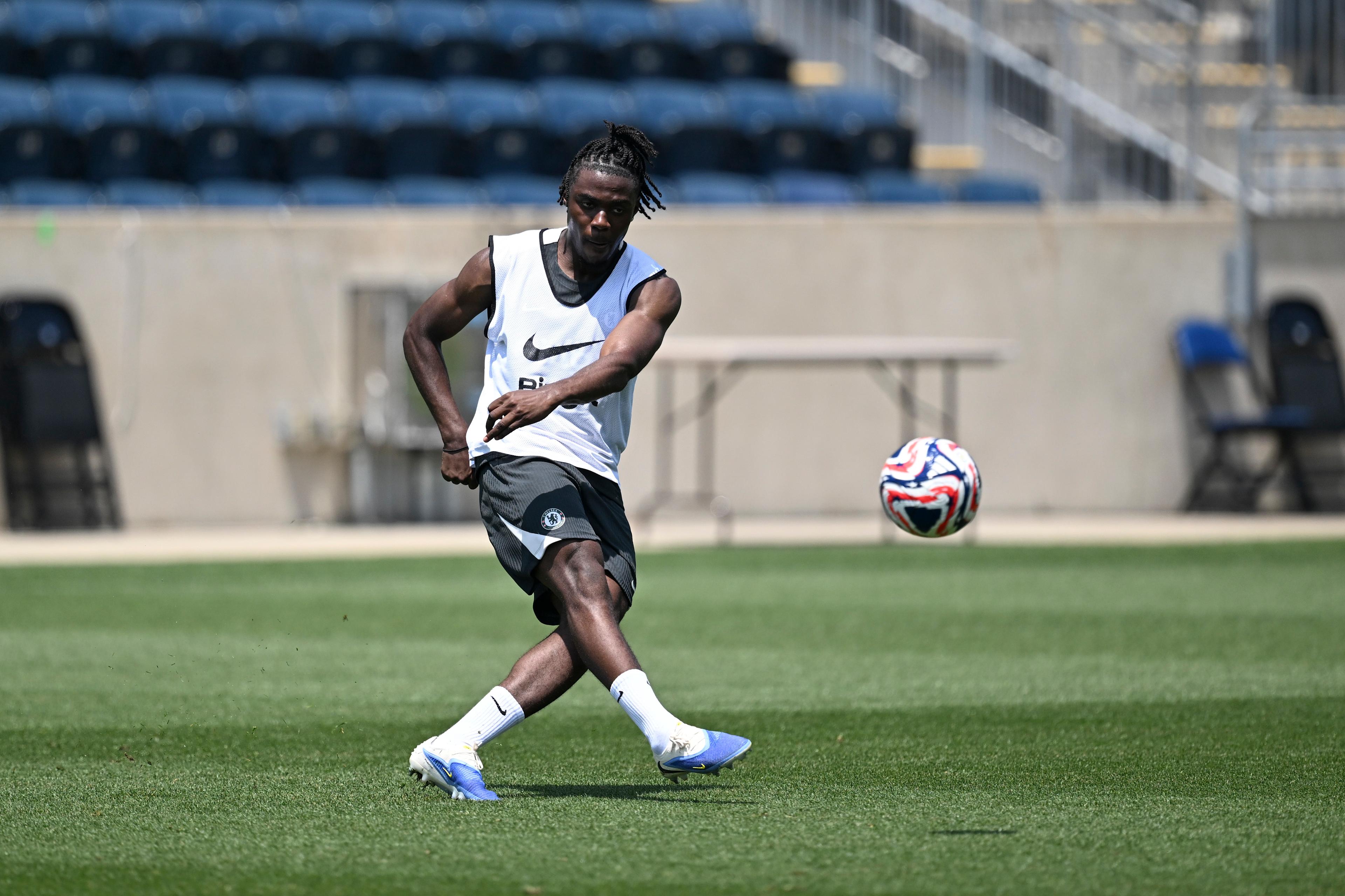 Roméo Lavia works with the ball in Chelsea training at the 2025 Club World Cup