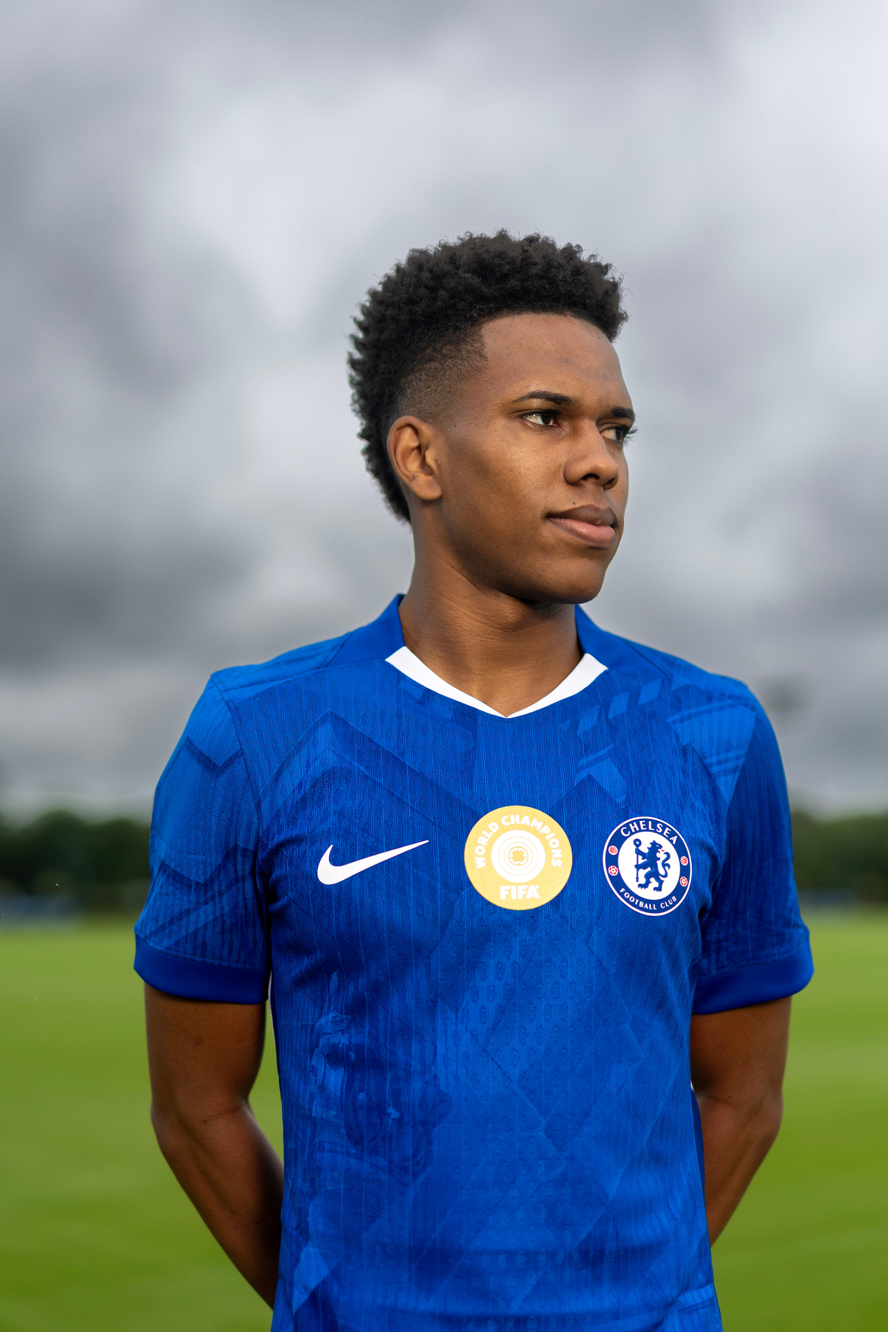 Estêvão poses for a close Chelsea arrival portrait on the Cobham grass