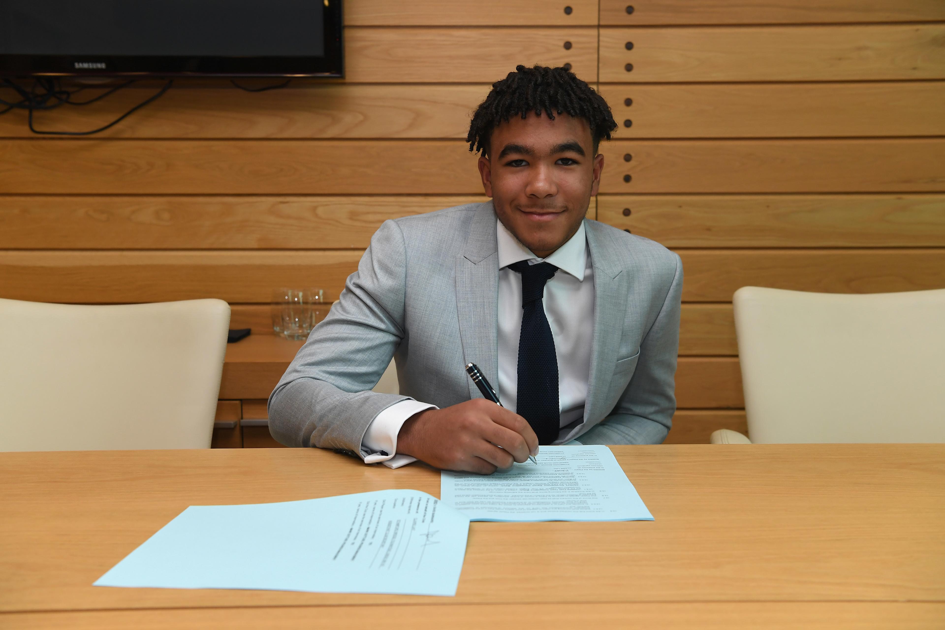 Teenage Reece James signs his first professional Chelsea contract in 2017