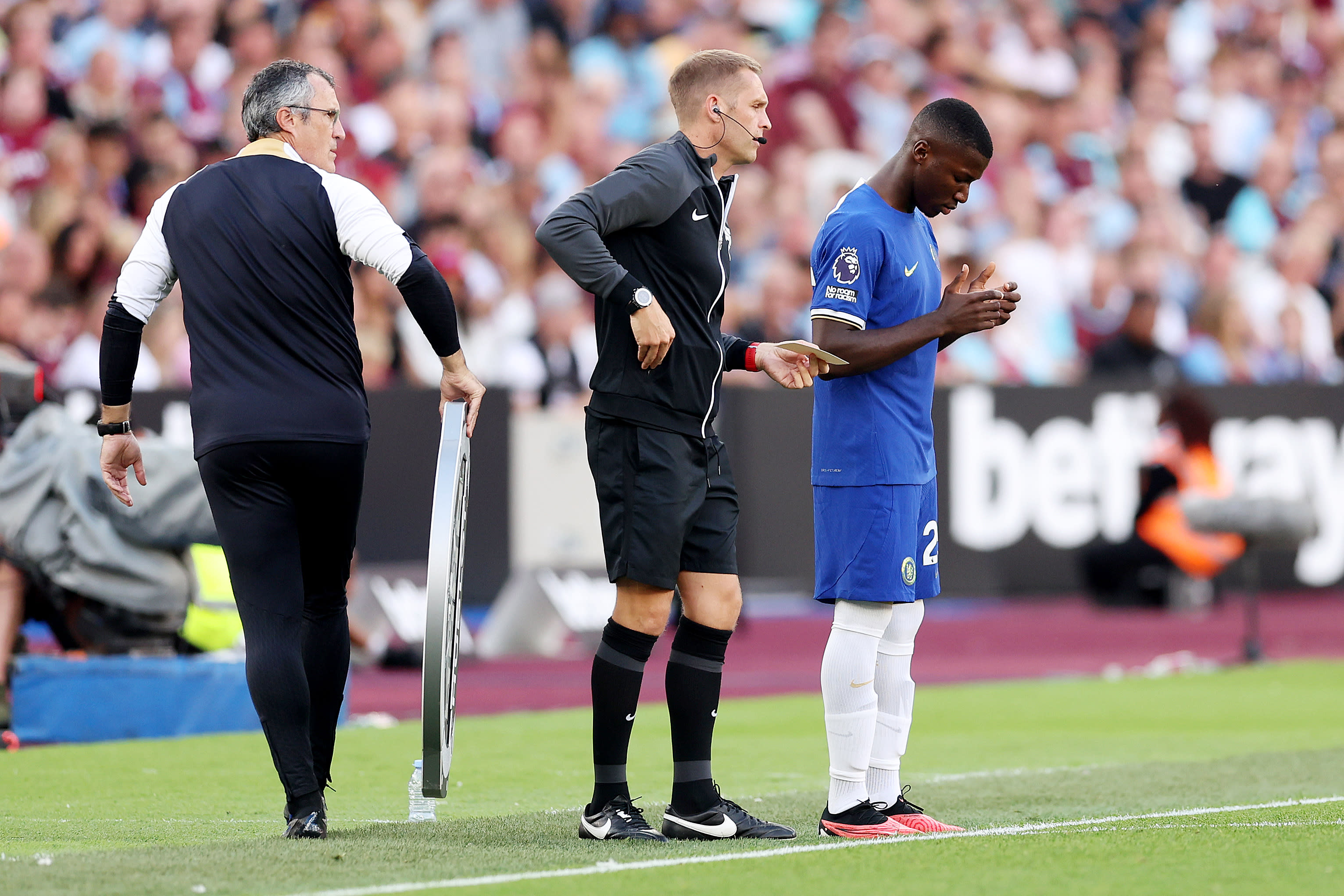Moisés Caicedo comes on for his Chelsea debut away at West Ham United