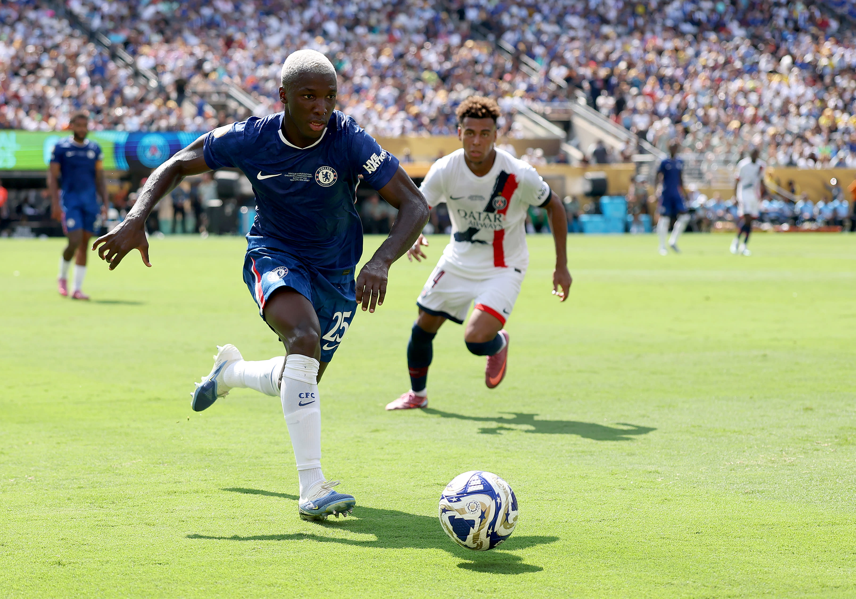Moisés Caicedo controls midfield for Chelsea against Paris Saint-Germain in the 2025 Club World Cup final