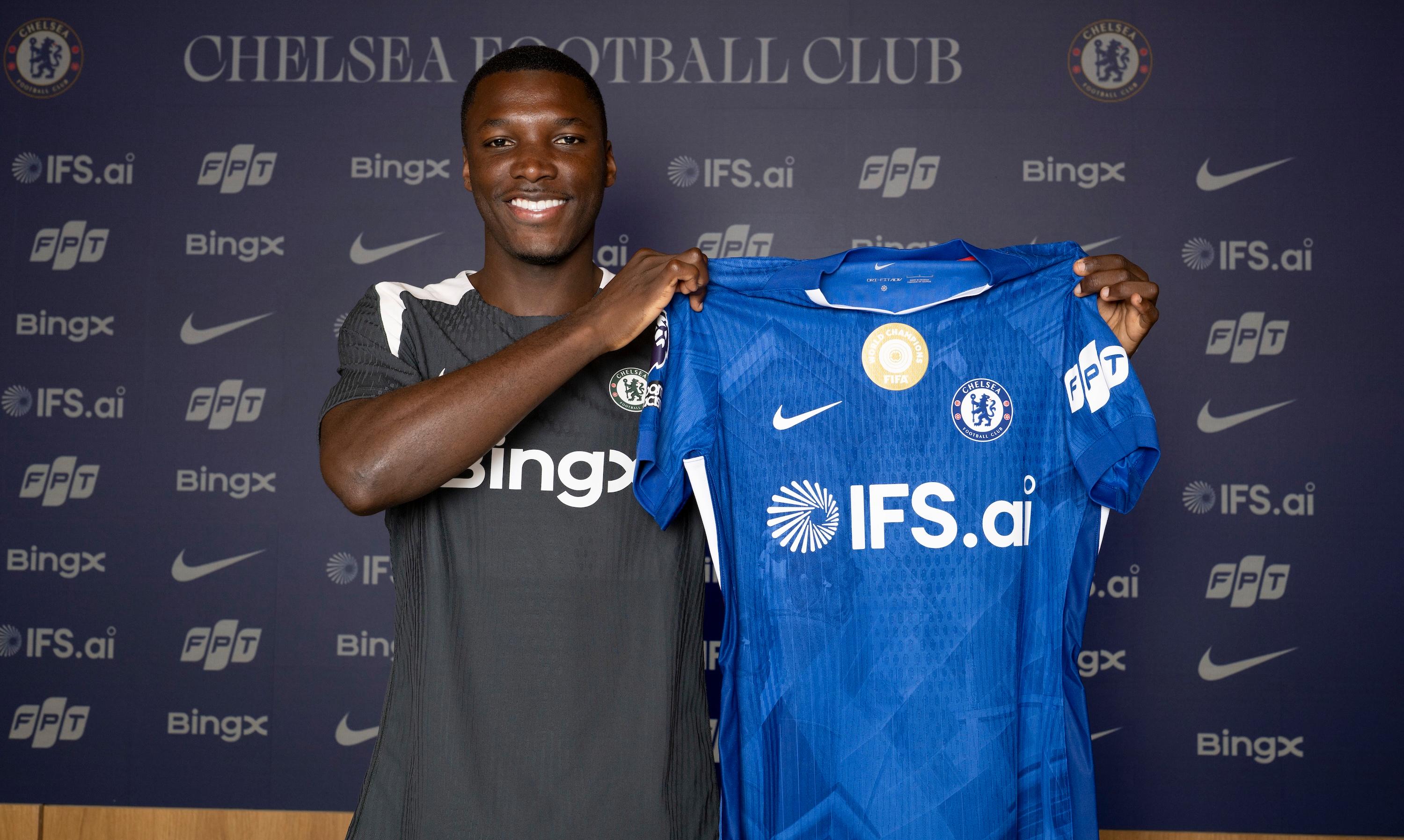 Moisés Caicedo signs his new Chelsea contract at Cobham in April 2026