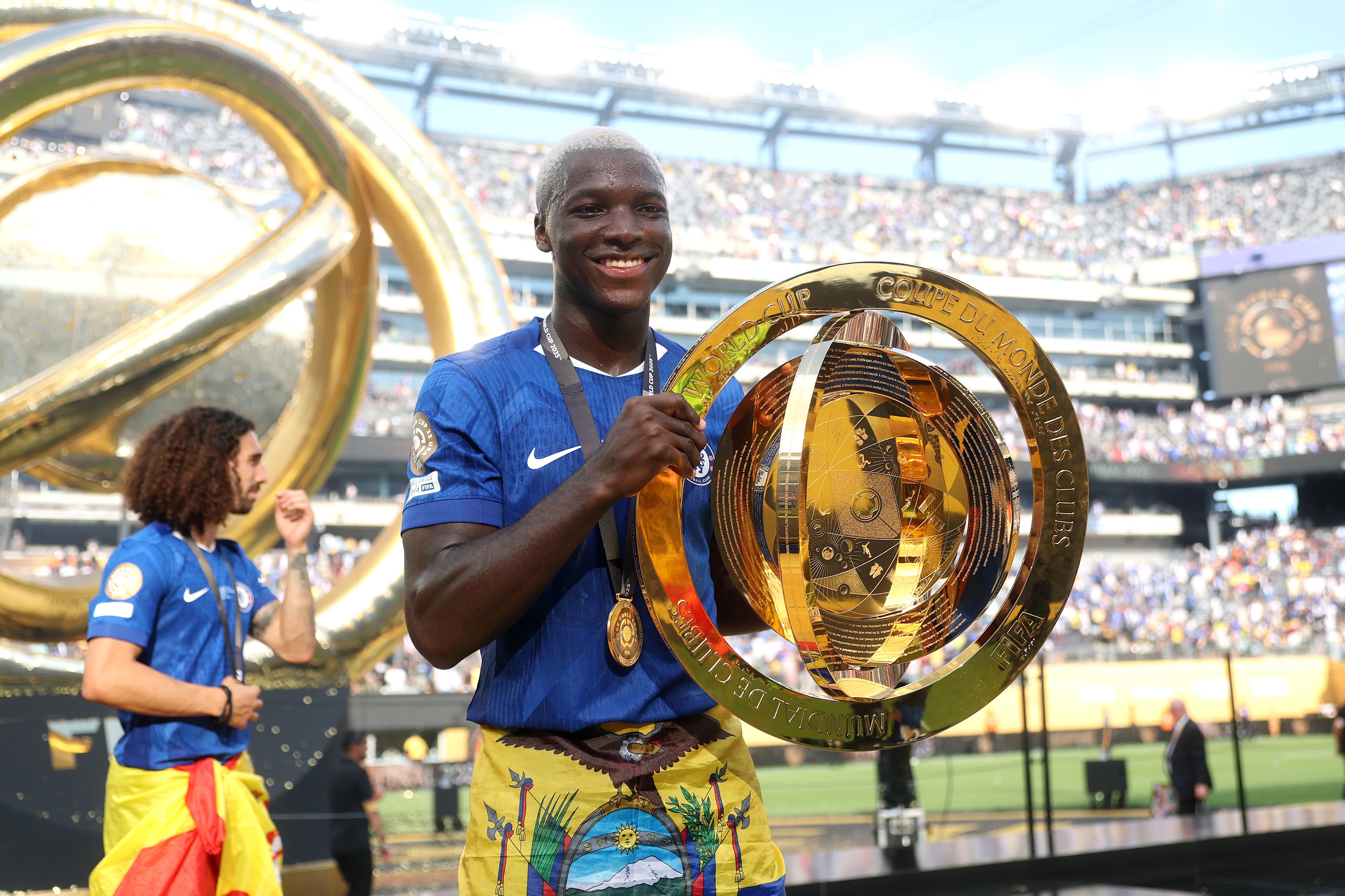Moisés Caicedo poses with the FIFA Club World Cup trophy