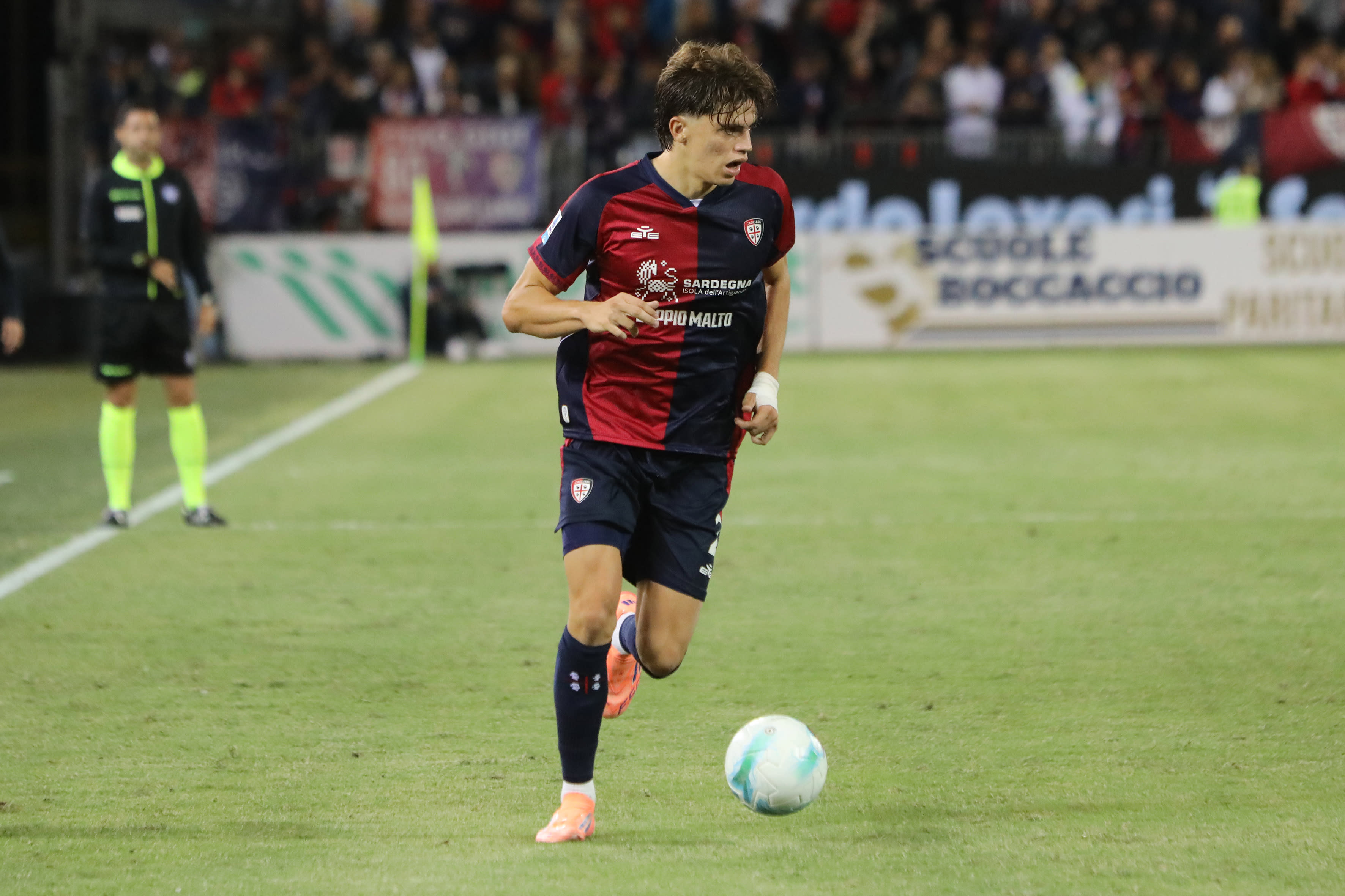 Marco Palestra carries the ball during his breakout loan season with Cagliari