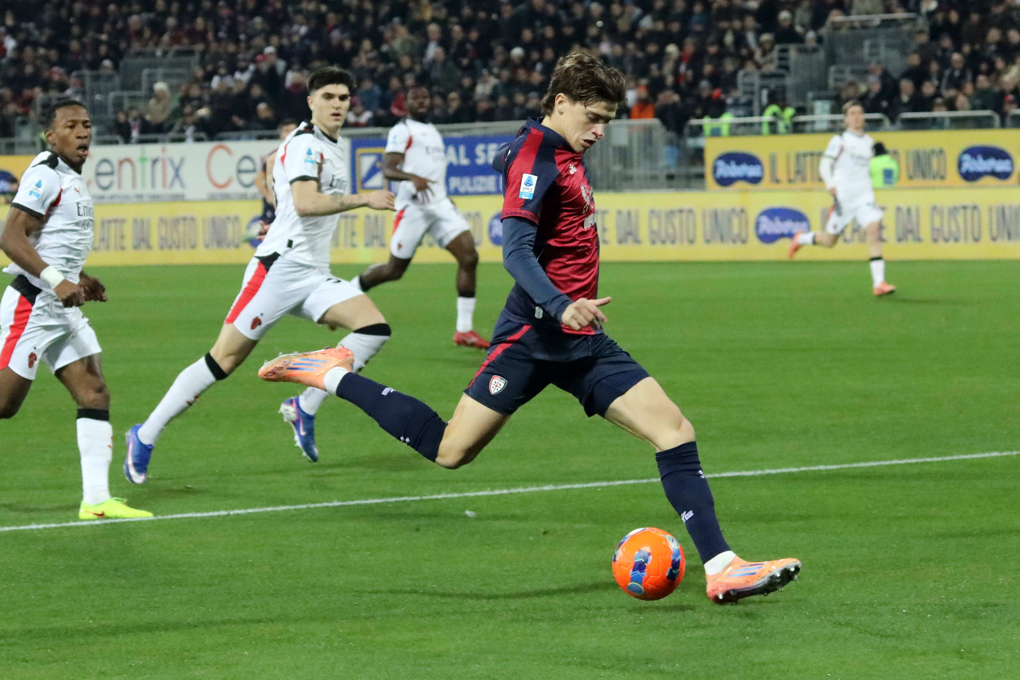 Marco Palestra receives the 2025/26 Serie A Defender of the Year award