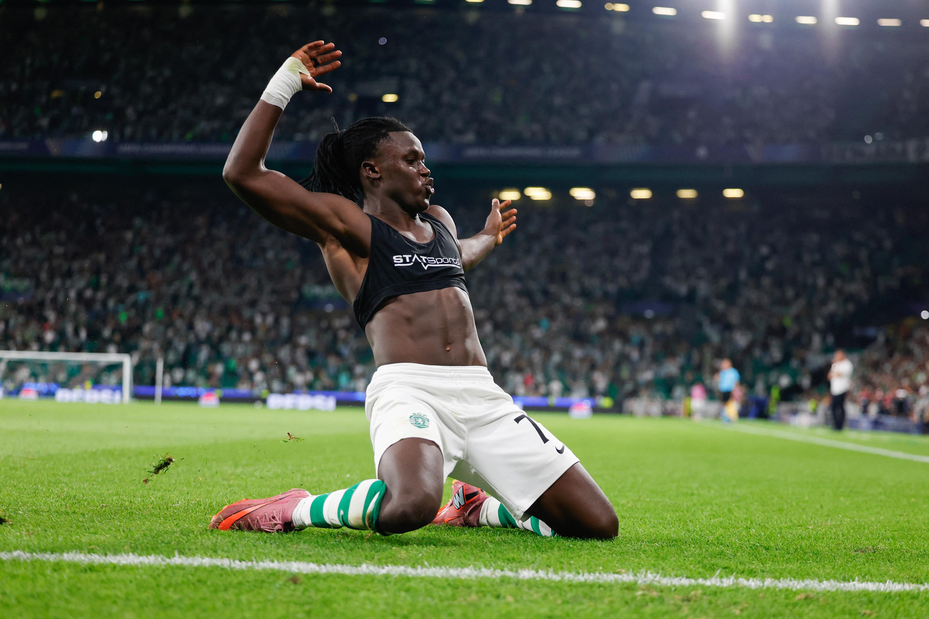 Geovany Quenda drives forward with the ball for Sporting CP