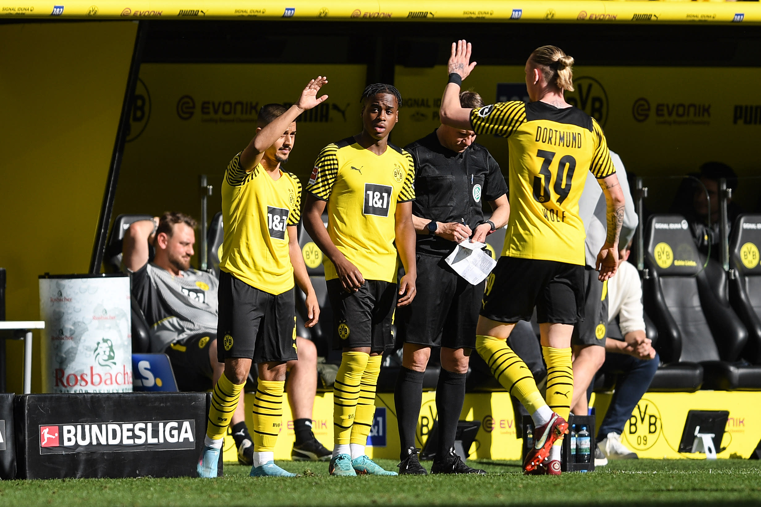 Jamie Gittens comes on for his senior Borussia Dortmund debut at age 17