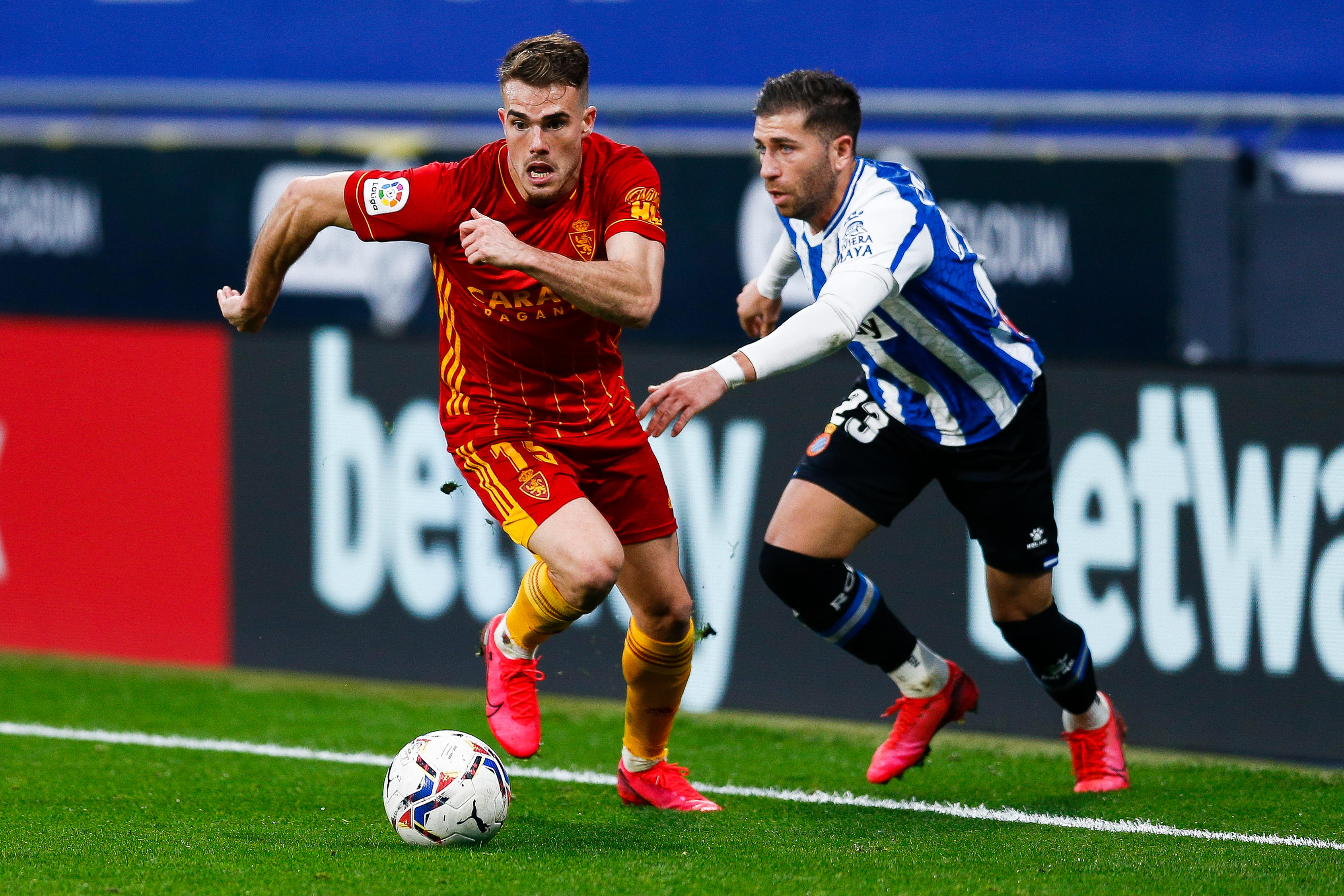 Pep Chavarría in action for Real Zaragoza early in his senior career