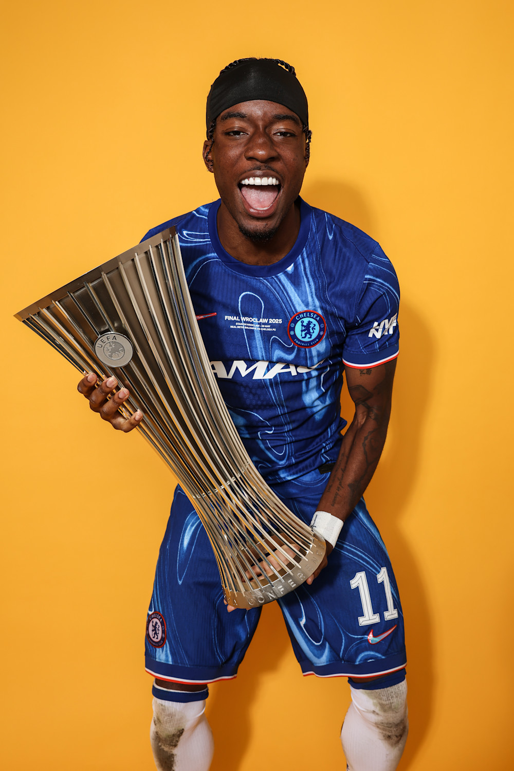 Zdjęcie Madueke z pucharem Ligi Konferencji, zdjęcie Chelsea FC