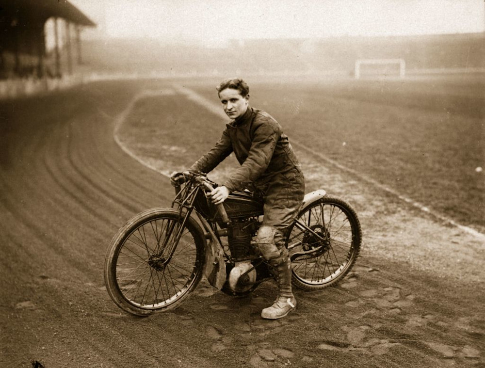 Jeden z kierowców na torze Stamford Bridge, 1930 rok, zdjęcie Chelsea FC