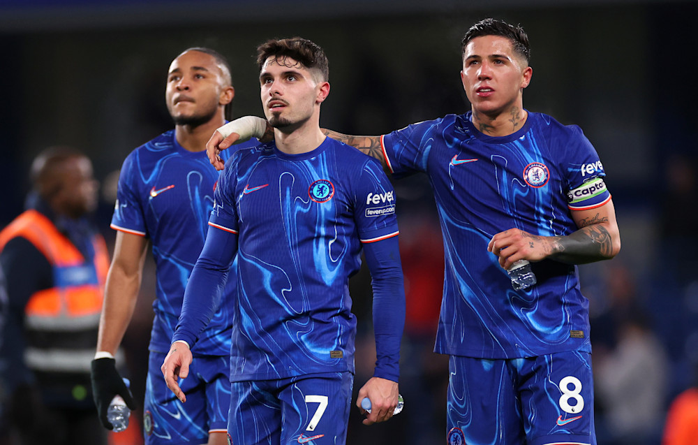 Neto celebrujący zdobytą bramkę z Nkunku i Fernándezem (zdjęcie Chelsea FC)