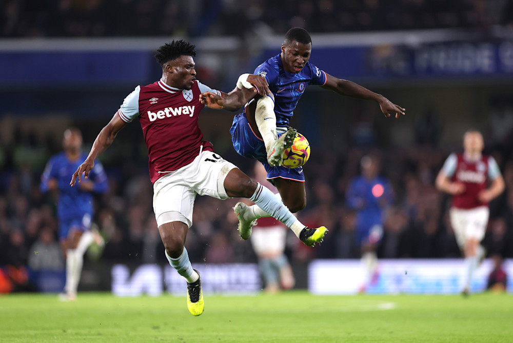 Moisés Caicedo walczący o piłkę z Mohammedem Kudusem (zdjęcie Chelsea FC)