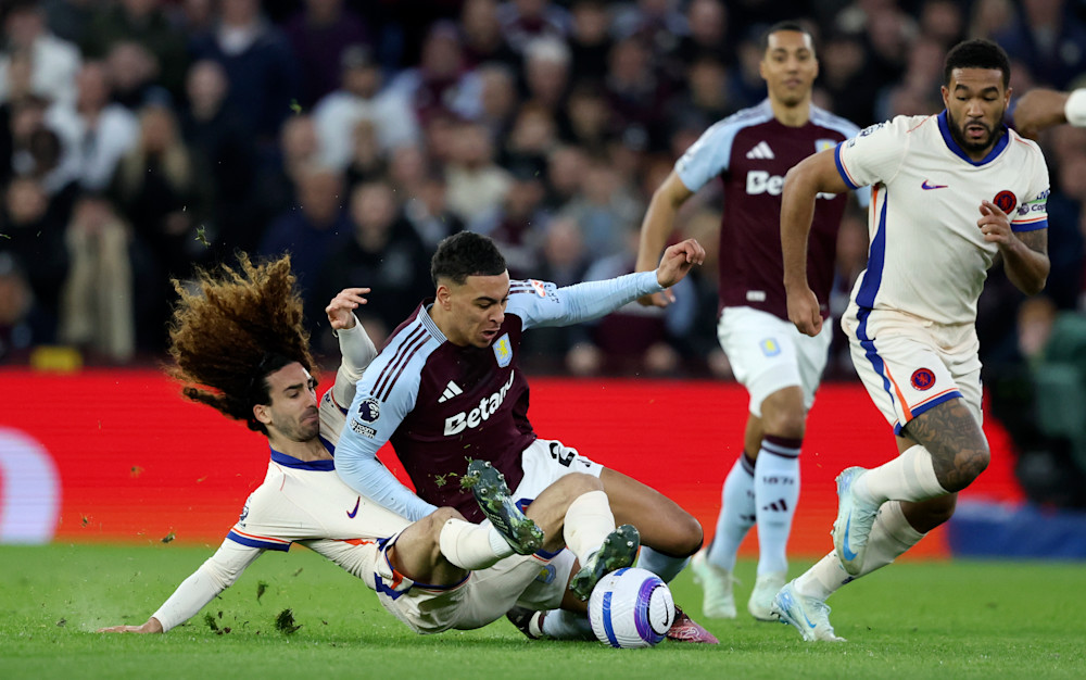 Cucurella walczący o piłkę z Rogersem, zdjęcie Chelsea FC