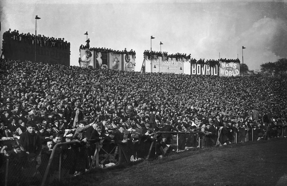 Fotografia z wypełnionego stadionu z 1935 roku, zdjęcie Chelsea FC