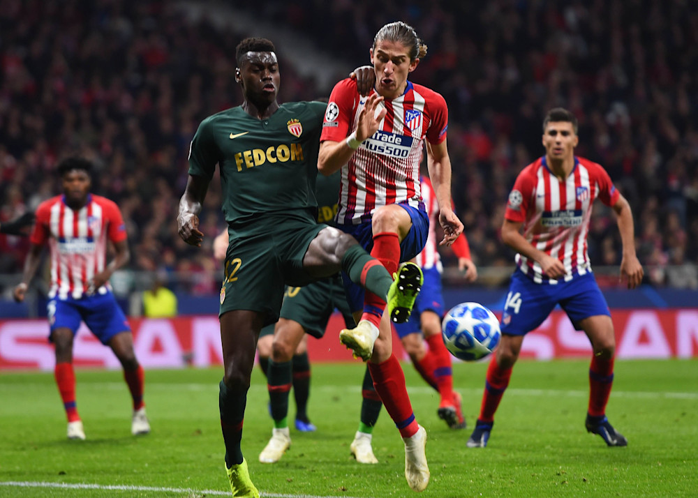 Benoît walczący o piłkę z Filipe Luísem, zdjęcie Chelsea FC