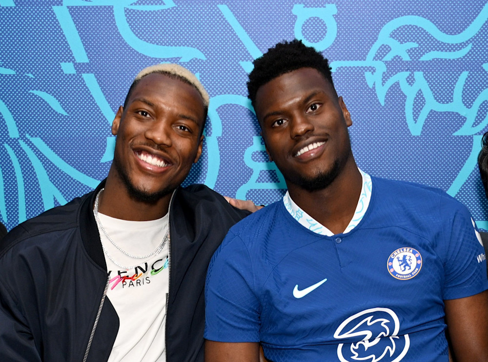 Benoît i Loïc po podpisaniu przez tego pierwszego kontraktu z Chelsea, zdjęcie Chelsea FC