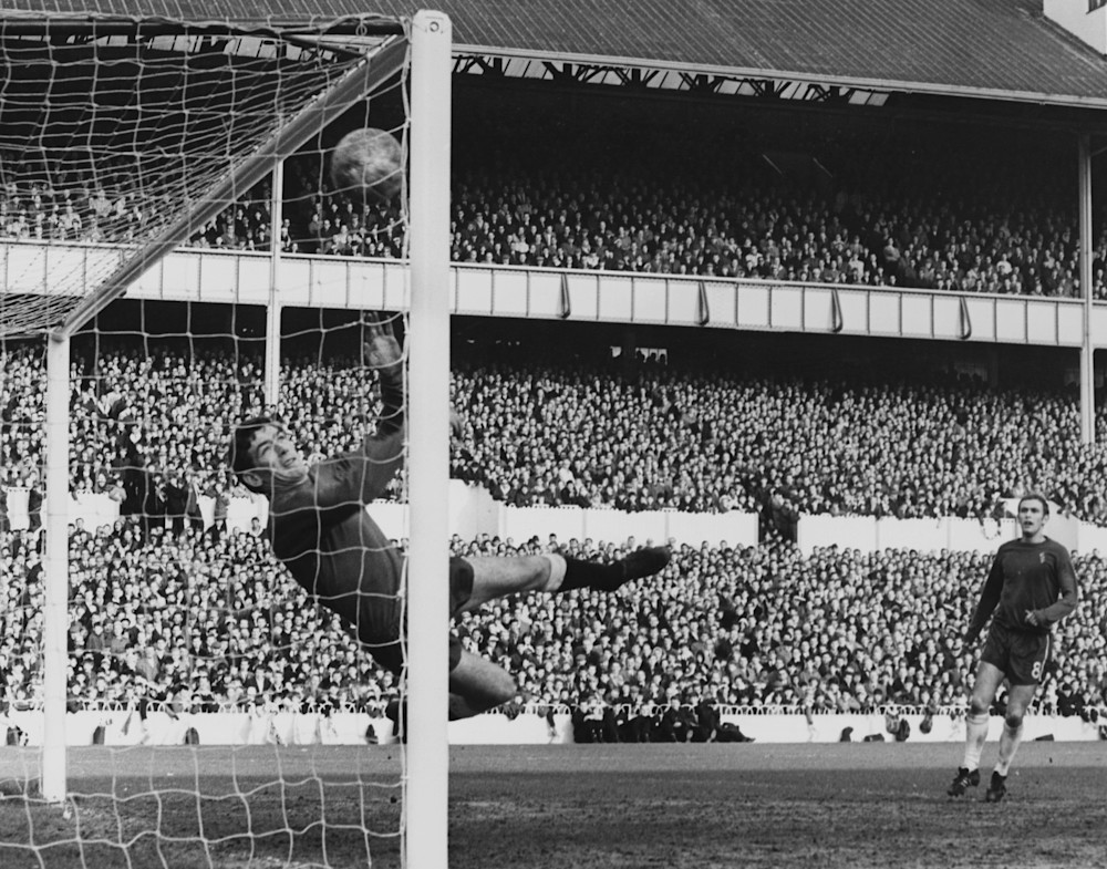 Pat Jennings nie zdołał obronić główki Hamiltona, zdjęcie Chelsea FC