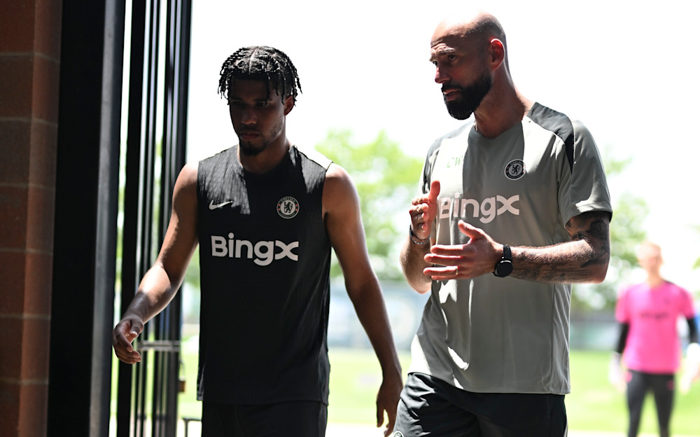 Willy rozmawiający z Santosem, zdjęcie Chelsea FC