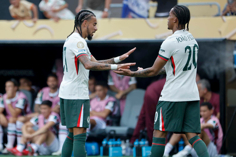 Gusto gratulujący João Pedro dobrego występu, zdjęcie Chelsea FC