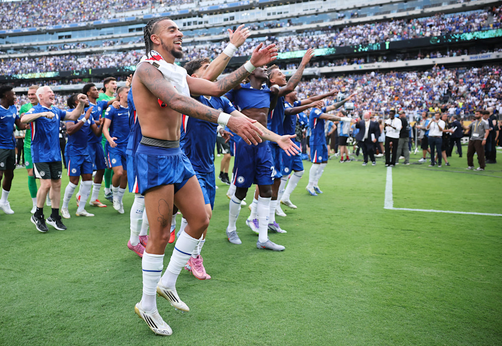 Malo celebrujący zwycięstwo z resztą kolegów z zespołu, zdjęcie Chelsea FC