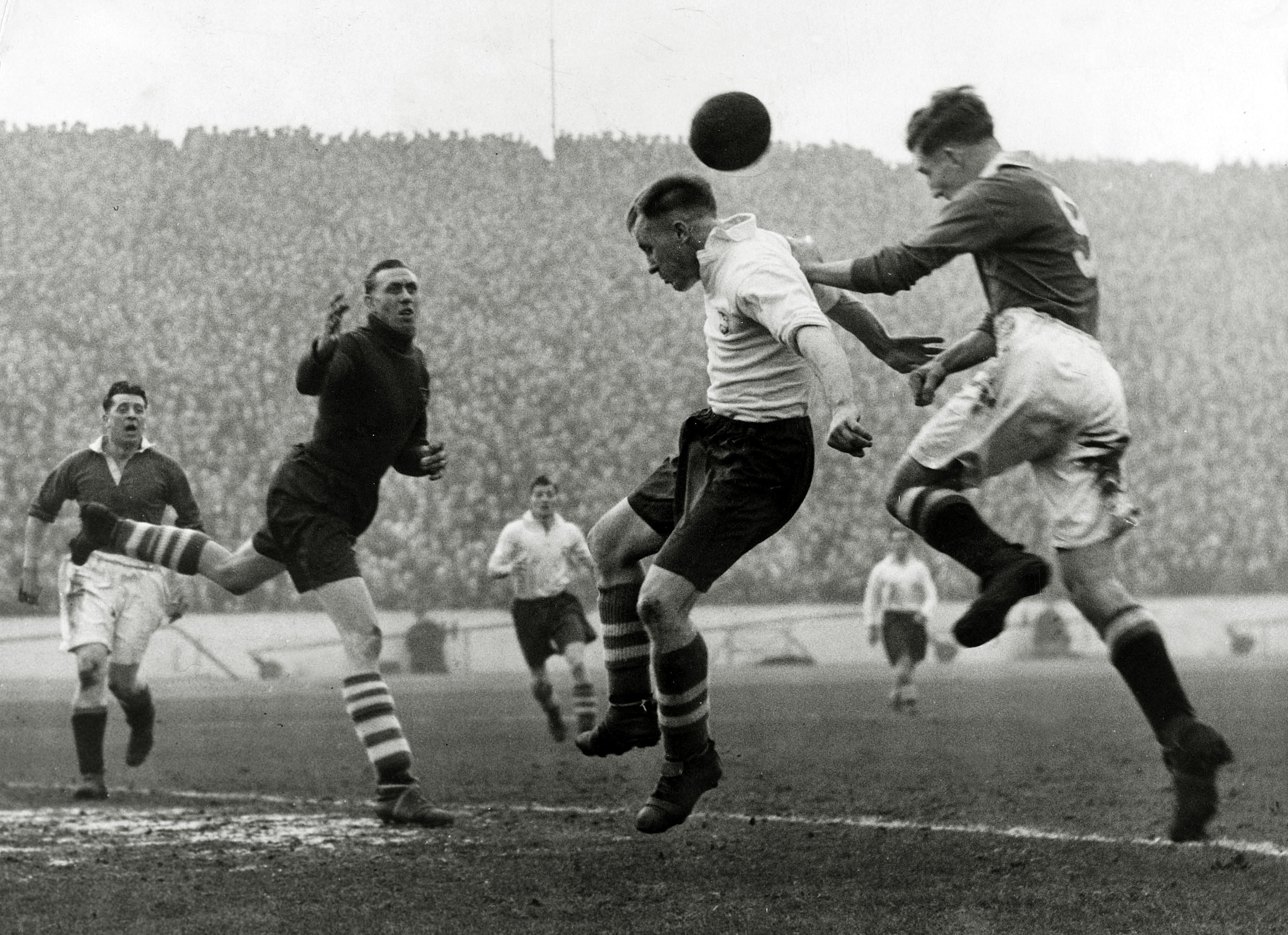 Numbered shirts were commonplace by the 1940s, the decade in which Chelsea's no.9 Roy Bentley started playing for the club