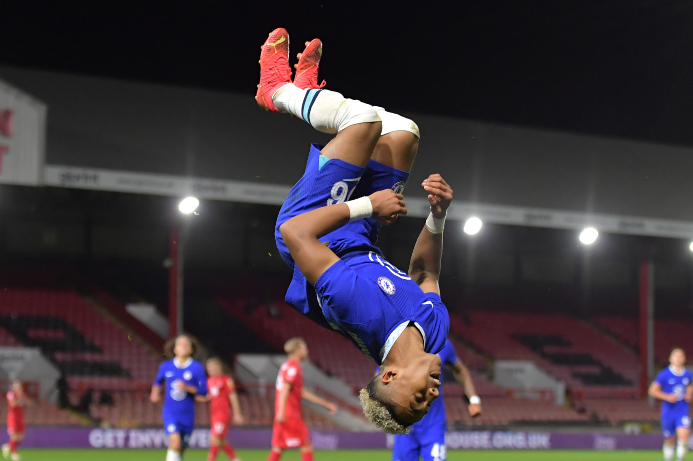 Omari_Hutchinson_backflip_for_goal_Leyton_Orient_EFL_2223.jpg