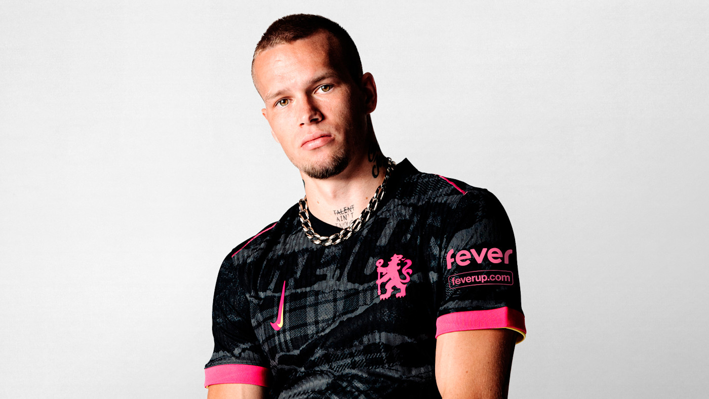 Chelsea juga menampilkan logo Nike terbalik di jersey ketiga 2024/25
