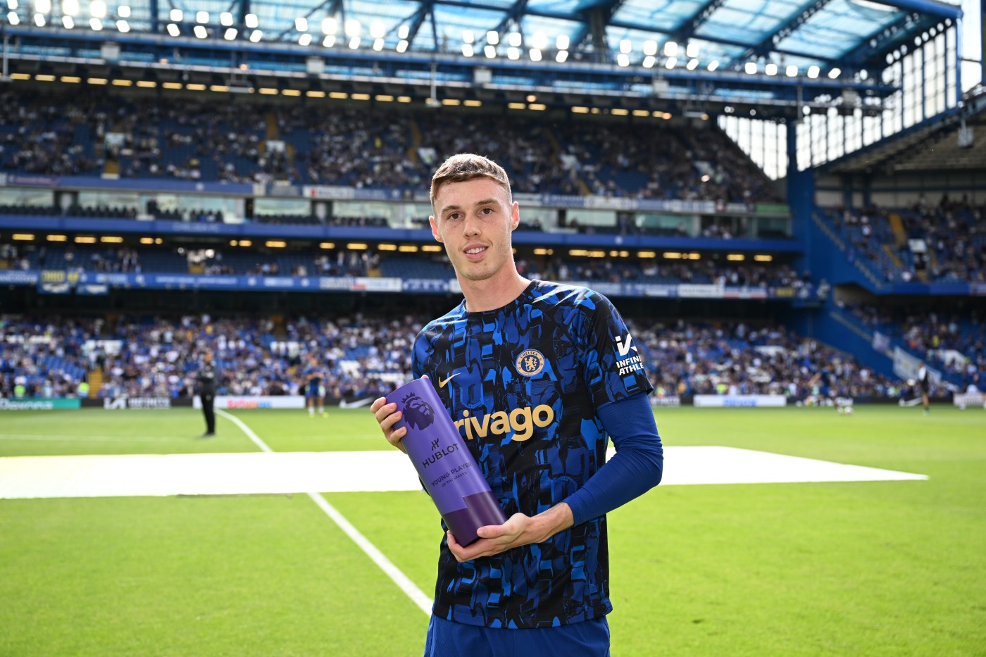 Before kick-off, the fans applauded Cole Palmer as he received his Premier League Young Player of the Year award
