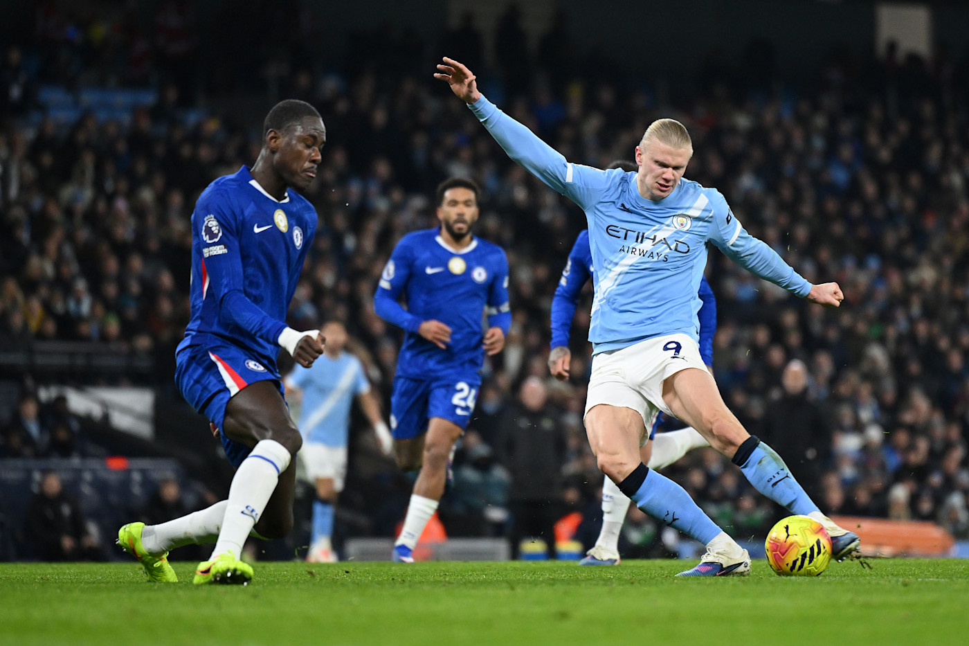 Manchester City dan Chelsea saling menyerang