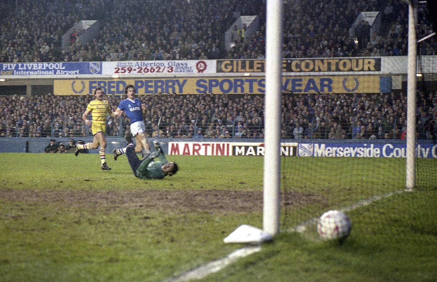 Gordon Davies finds the net at Goodison Park in 1984