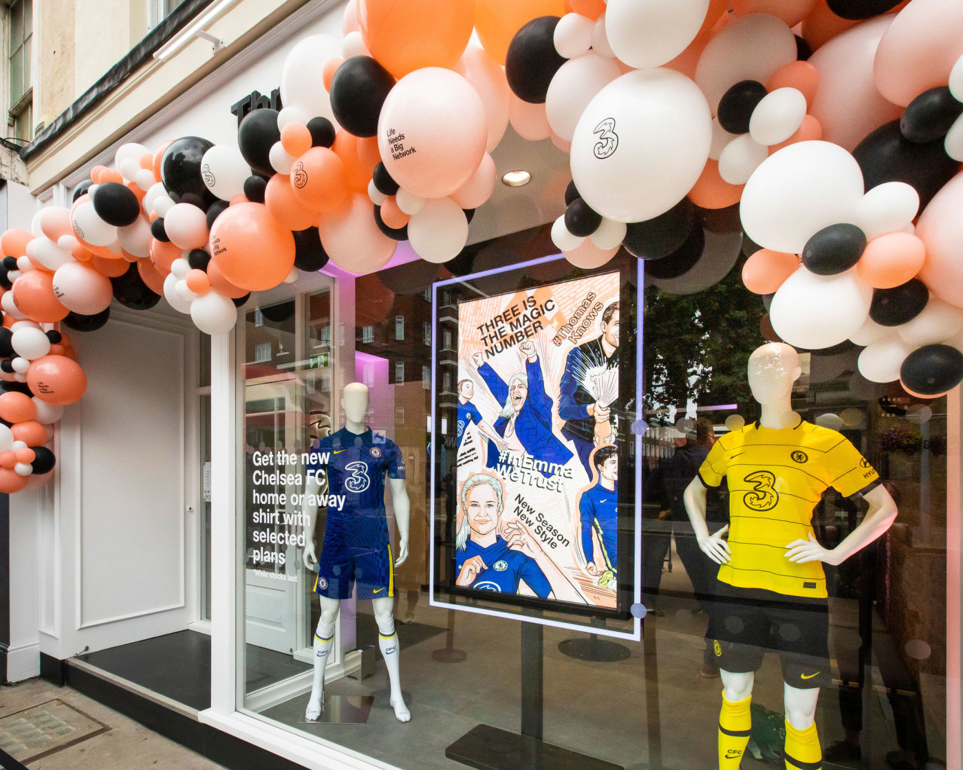 Chelsea legend Ashley Cole opens Three s new King s Road store News Official Site Chelsea Football Club