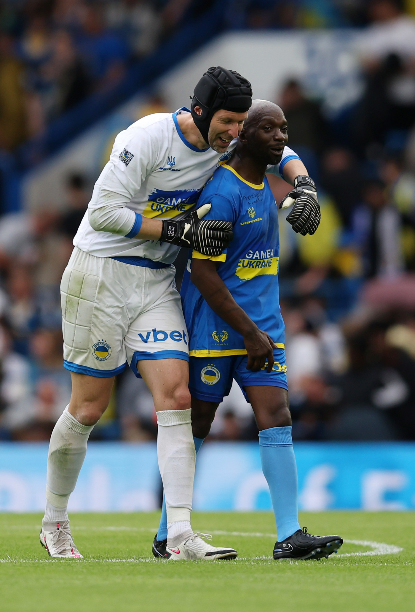 Cech and Makelele share a joke during a break in play